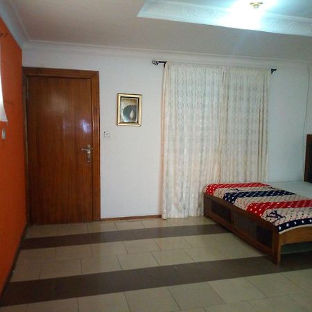 Crown Hotel Ибадан Екстериор снимка