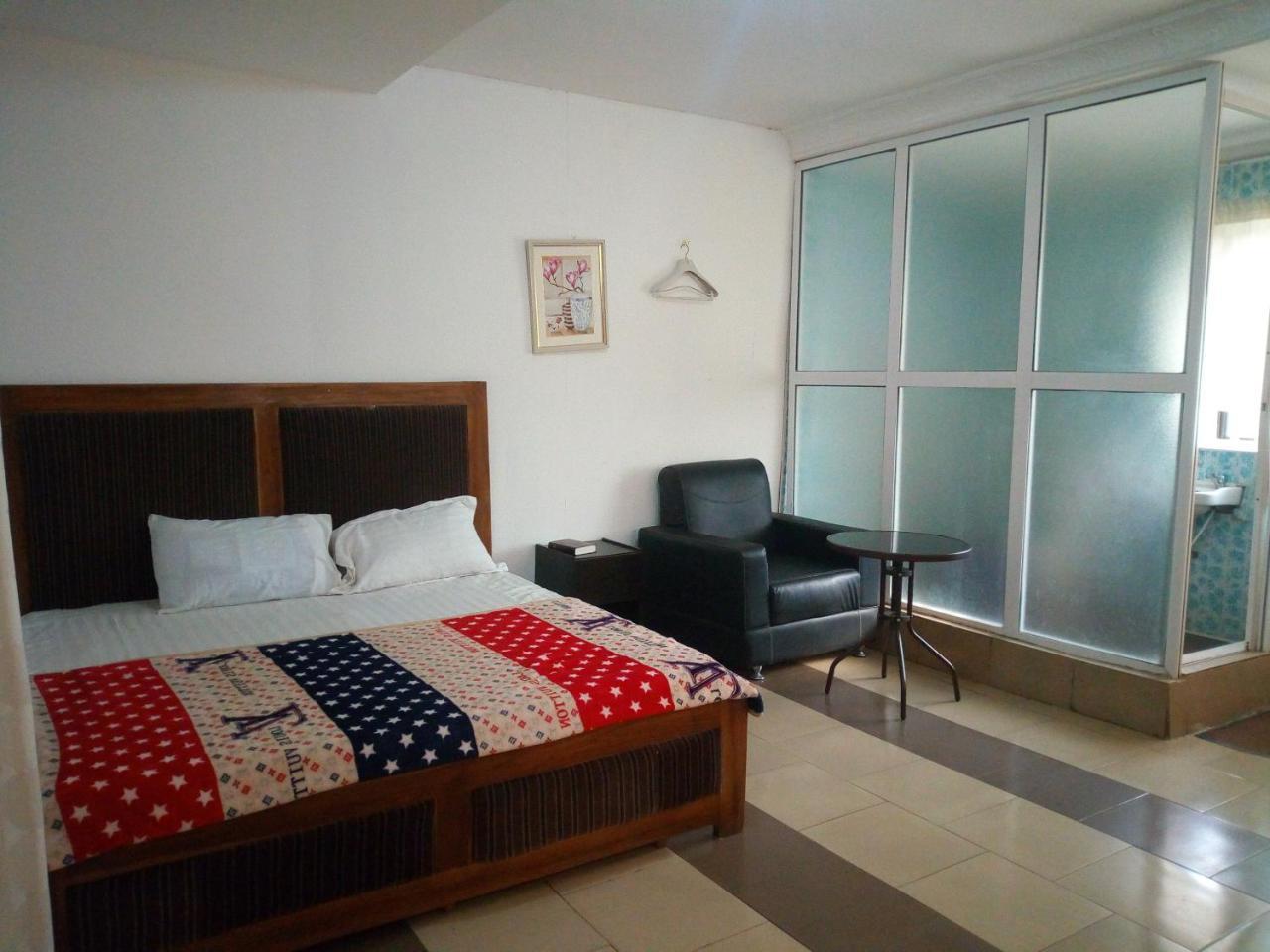 Crown Hotel Ибадан Екстериор снимка