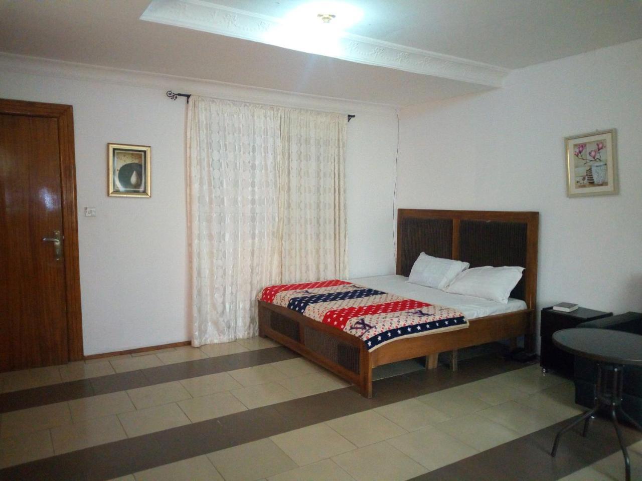 Crown Hotel Ибадан Екстериор снимка